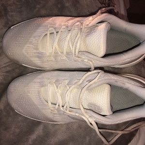 NIKE WHITE BASKETBALL SHOES